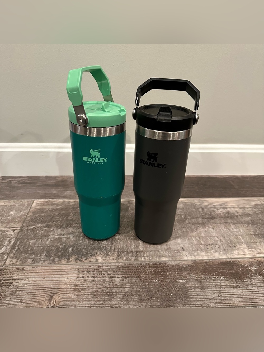 Lot of 2 Stanley Iceflow 2.0 30 ounce Travel Tumblers in Green & Black